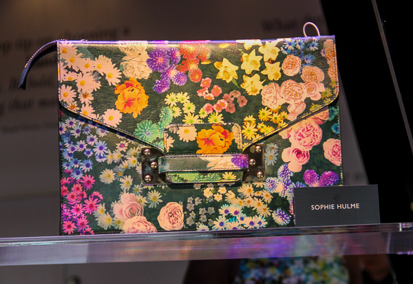 Große Taschenliebe: Clutch Bag mit floralem Print von Sophie Hulme