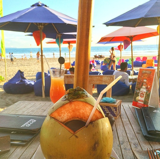 Kokosnuss-Drink am Strand