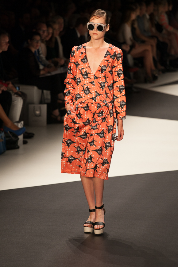Berlin Fashion Week: Ioana Ciolacu Sommer 2014 Kleid Vögel